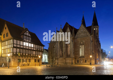 Vieille place du marché de nuit de style gothique avec sainte église Martini et Gewandhaus, heure bleue, Brunswick, New York, United States Banque D'Images