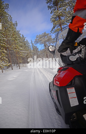 Antti, jeune guide finlandais de visitinari, conduit une motoneige dans le désert d'Inari, Finlande Banque D'Images