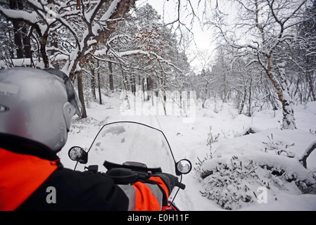 Antti, jeune guide finlandais de visitinari, conduit une motoneige dans le désert d'Inari, Finlande Banque D'Images