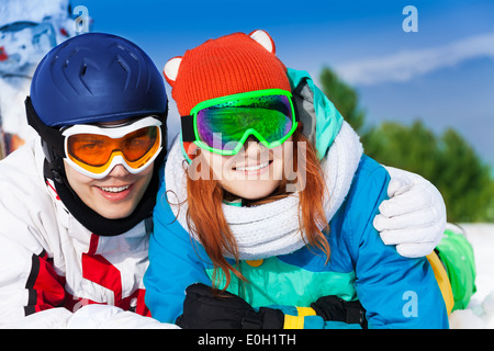 Portrait de l'homme et de la femme dans les masques de ski Banque D'Images