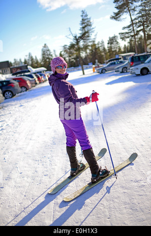 Jeune femme pratiquant le ski dans l'Altaï Pyhä ski resort, Laponie, Finlande Banque D'Images