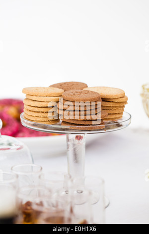 Libre de quatre piles de biscuit sec sur verre servant stand Banque D'Images