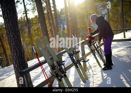 Jeune femme pratiquant le ski dans l'Altaï Pyhä ski resort, Laponie, Finlande Banque D'Images