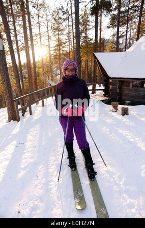 Jeune femme pratiquant le ski dans l'Altaï Pyhä ski resort, Laponie, Finlande Banque D'Images