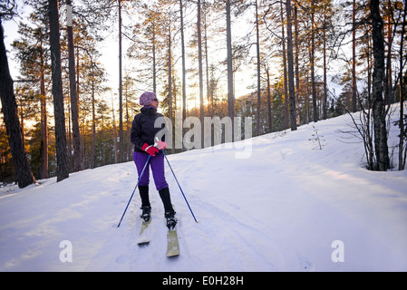 Jeune femme pratiquant le ski dans l'Altaï Pyhä ski resort, Laponie, Finlande Banque D'Images