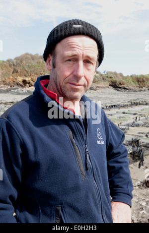 Tim Marshall au les huîtres d'appoint sur le littoral à Rock à Cornwall Banque D'Images