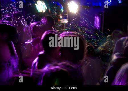 Les gens danser dans une boîte de nuit Banque D'Images