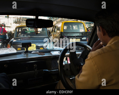 L'Inde, Mumbai, vue du centre-ville en taxi pris dans traffic jam Banque D'Images