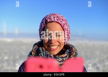 Jeune femme à l'aide de téléphone mobile pendant la croisière brise-glace sampo, un brise-glace finlandais authentique transformé en attraction touristique Banque D'Images