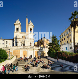 Les marches espagnoles, escalier de la Trinita dei Monti, avec l'église Santissima Trinita dei Monti, site classé au Patrimoine Mondial de Rome, Rom Banque D'Images