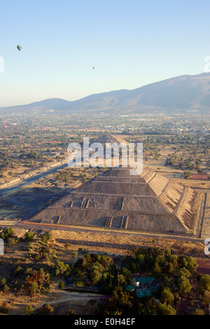 Tôt le matin, vue aérienne Pyramide du soleil et pyramide de la Lune Teotihuacan au Mexique Banque D'Images