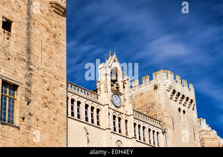 Vue du bas vers le haut de l'hôtel de ville et l'horloge de Narbonne dans le sud de la France Banque D'Images