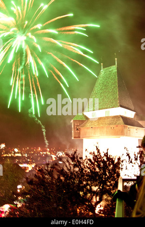 D'artifice du Nouvel An sur le Schlossberg, Graz, en Styrie, Autriche Banque D'Images