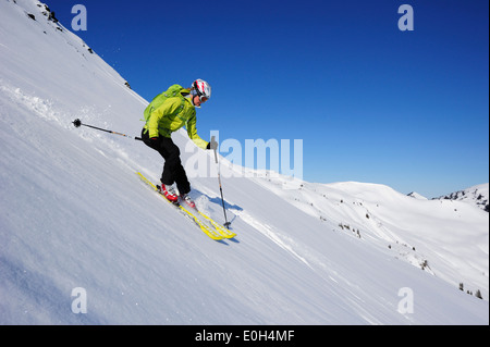 Ski alpin ski backcountry femelle de Brechhorn, Alpes de Kitzbühel, Tyrol, Autriche Banque D'Images