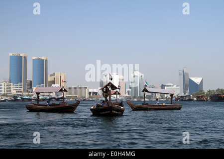 Des taxis d'eau traditionnels, connus sous le nom de abras, rassembler sur la Crique de Dubaï à Dubaï, Émirats Arabes Unis Banque D'Images