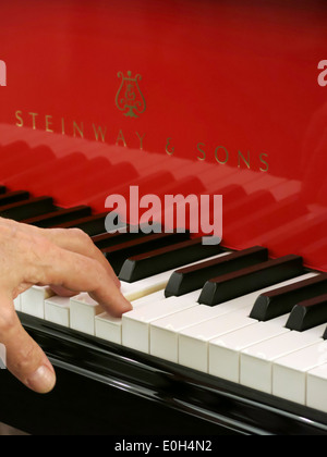 Piano Steinway en rouge et fils d'exposition, NEW YORK, USA Banque D'Images