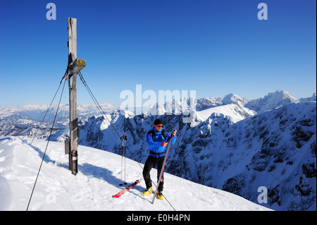 Jeune homme de retirer les peaux de ski de longue, sommet d'Pyramidenspitze Kaiser-Express,,, Zahmer Kaiser Kaiser, Banque D'Images