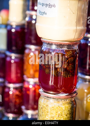 Des cônes de pin de confiture, spécialité de Borjomi (Géorgie). Banque D'Images