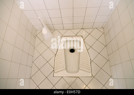 Trou dans le sol, toilettes Squat Rome Italie Europe Banque D'Images