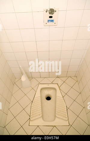 Trou dans le sol, toilettes Squat Rome Italie Europe Banque D'Images