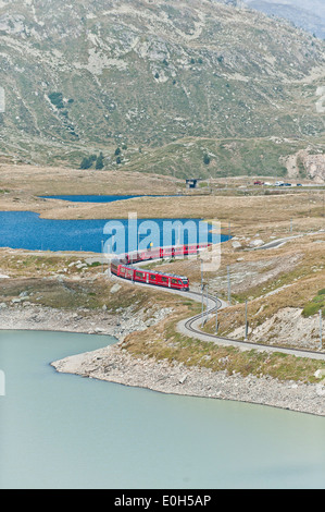 Train sur le col de la Bernina, Bernina-Express, Lombardie, Italie Banque D'Images