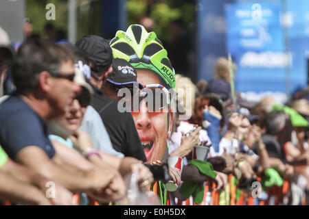 Californie, USA. Le 11 mai, 2014. Dimanche 11 Mai 2014.Un souvenir Peter Sagan head se distingue dans la foule de spectateurs à l'Amgen Tour de Californie, l'étape 1, à Sacramento en Californie, le dimanche 11 mai, 2014. Mark Cavendish a remporté l'étape initiale dans la photo d'arrivée. © Tracy Barbutes/ZUMA/ZUMAPRESS.com/Alamy fil Live News Banque D'Images