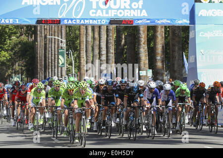 Californie, USA. Le 11 mai, 2014. Dimanche 11 Mai 2014.L'équipe Cannondale mène la charge vers le bas L Street pour leur sprinter, PETER SAGAN, pendant le dernier tour de la première étape de l'Amgen Tour de Californie, à Sacramento, en Californie, le dimanche 11 mai, 2014. MARK Cavendish, de l'équipe Omega Pharma Quick-Step, a remporté l'étape sur John Degenkolb dans la photo d'arrivée © Tracy Barbutes/ZUMA/ZUMAPRESS.com/Alamy fil Live News Banque D'Images