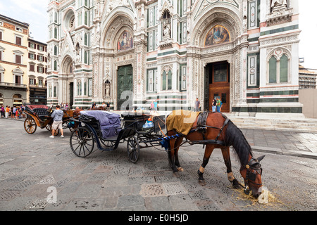 Balade en calèche en face de la cathédrale Santa Maria del Fiore, Florence, Toscane, Italie, Europe Banque D'Images