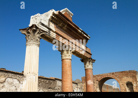 Colonnes corinthiennes au temple de Jupiter, via del Foro, ville historique de Pompéi dans le golfe de Naples, Italie, Europe Banque D'Images