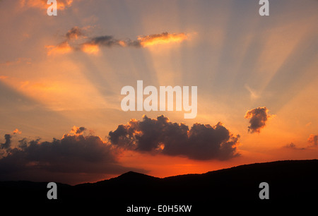 Coucher de soleil avec nuages, rayons de soleil et rayons de soleil, scène dramatique Banque D'Images