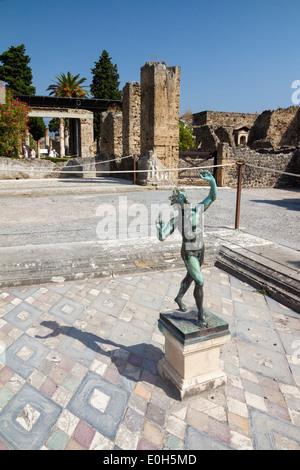 Statue du Faune, maison du faune, la Casa del Fauno, ville historique de Pompéi dans le golfe de Naples, Italie, Europe Banque D'Images