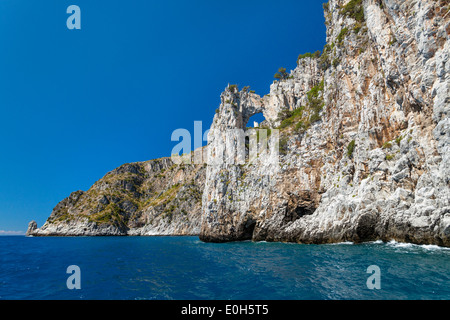 Phare dans une grande fenêtre à Cap Palinuro, Cilento, Campanie, Italie du Sud, de l'Europe Banque D'Images