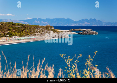 Plage à proximité de Marina di Camerota, vue sur les montagnes de la Calabre, le Cilento, Campanie, Italie du Sud, de l'Europe Banque D'Images