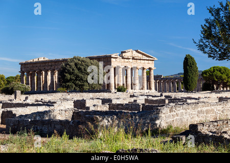 Temple de Poséidon, le Temple de Neptune et la Basilique, les quartiers de vie, ville historique de Paestum dans le golfe de Salerne, Paestum, Campan Banque D'Images