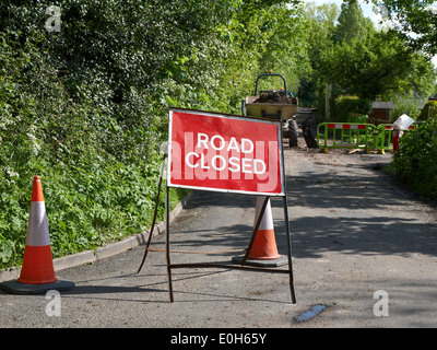 Road closed sign en raison de travaux routiers dans les régions rurales de Cheshire UK Banque D'Images