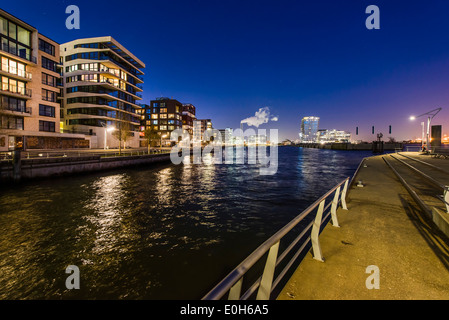 L'architecture moderne dans le crépuscule, Am Kaiserkai, avec vue sur le port et Grasbrook-Tour Marco-Polo, HafenCity, Hambourg, Banque D'Images