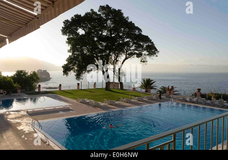 La piscine d'eau de mer à l'hôtel Reid's Palace à Madère Banque D'Images