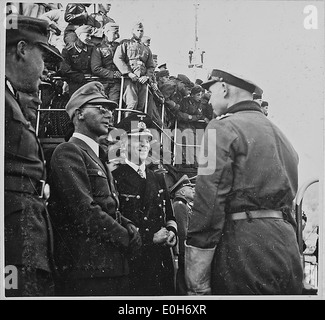 L'amiral Schmundt RK und im Gespräch mit einem U-Bootkommandanten, liens : RKS und Otte Banque D'Images