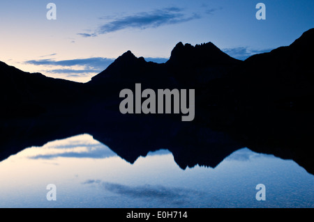 Le matin, reflet de Cradle Mountain dans le lac Dove. Banque D'Images