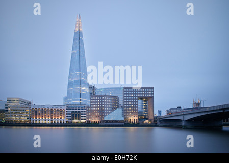 Vue sur le fragment sur la tamise de nuit, gratte-ciel, ville de Londres, Angleterre, Royaume-Uni, Europe, architecte Renzo Banque D'Images