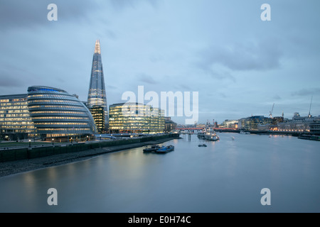 Vue sur la tamise vers Shard et l'Hôtel de Ville, gratte-ciel, ville de Londres, Angleterre, Royaume-Uni, Europe, architecte Banque D'Images