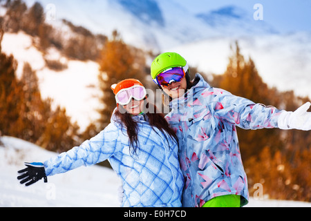 Portrait de jeune homme et de la femme de masques de ski Banque D'Images