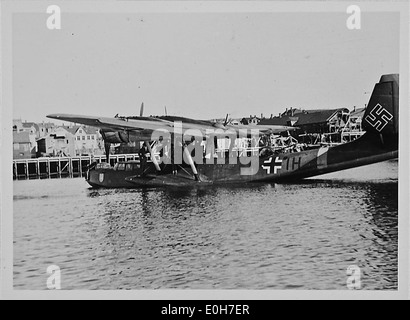 Une photographie historique de Kirkenes pendant la seconde Guerre mondiale, montrant les opérations de l'aviation militaire. L'image illustre la présence d'avions tels que l'hydravion Dornier Do 24, qui ont été utilisés par la Luftwaffe et d'autres forces militaires pendant l'occupation allemande de la Norvège pendant la seconde Guerre mondiale. Banque D'Images
