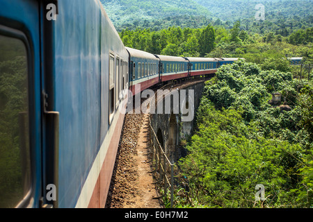 Vieux train passant sur le viaduc. Vue de la fenêtre Banque D'Images