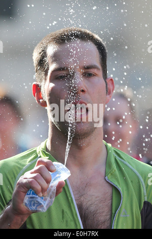 Les coureurs de demi-marathon de Cambridge ont un verre Banque D'Images