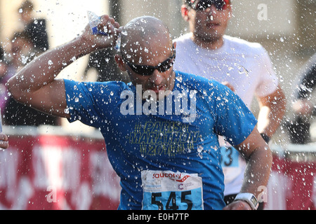 Les coureurs de demi-marathon de Cambridge ont un verre Banque D'Images