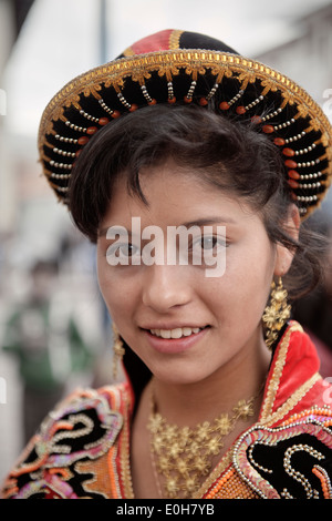 Portrait de jeune fille péruvienne avec robes classiques au cours d'une procession en Cusco, Cuzco, Pérou, Andes, Amérique du Sud Banque D'Images