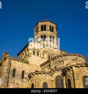 L'église abbatiale de saint Austremoine à Issoire, l'une des cinq églises romanes majeures d'Auvergne, France, Europe Banque D'Images