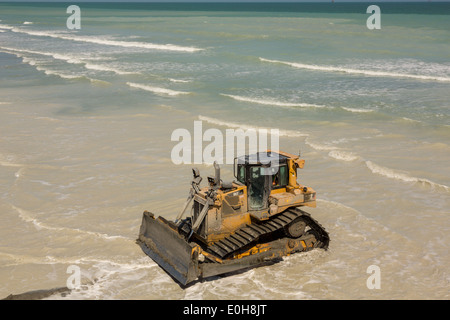 L'Army Corps of Engineers Utiliser la machinerie lourde pour restaurer la plage pendant un important projet de reconstitution de la plage 12 mai 2014 dans la région de Folly Beach, SC. Banque D'Images