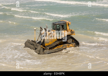 L'Army Corps of Engineers Utiliser la machinerie lourde pour restaurer la plage pendant un important projet de reconstitution de la plage 12 mai 2014 dans la région de Folly Beach, SC. Banque D'Images